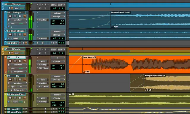 Dans ce meilleur DAW, des pistes de cordes, de voix principales et d'accompagnement sont visibles, avec des formes d'onde audio et des réglages de volume.