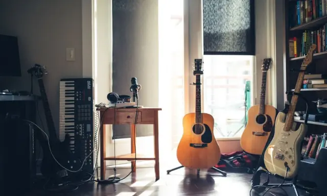 Guitars, clavier, micro et casque, tout le nécessaire pour devenir compositeur.