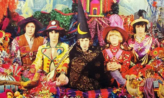 Les Rolling Stones, dans leur tenue psychédélique pour "Their Satanic Majesties Request", posent entourés de couleurs vives et de décorations extravagantes.
