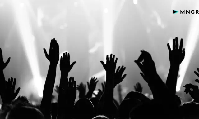 Foule en délire, mains levées vers la scène. Une image forte pour le marketing musical, capturant l'énergie d'un concert.