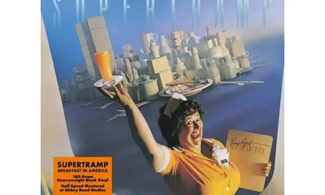 La couverture de l'album "Breakfast in America" de Supertramp, avec une serveuse joyeuse tenant un verre de jus d'orange et le menu.