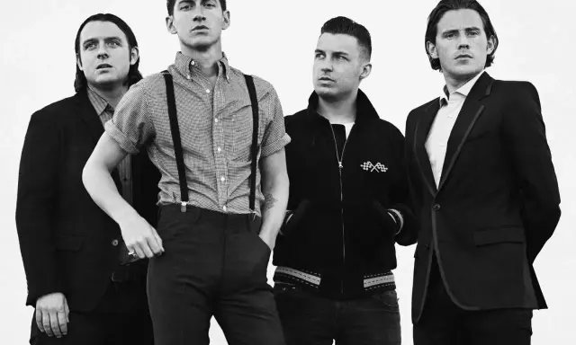 Les membres d'Arctic Monkeys posent pour une photo d'album. Le groupe est en noir et blanc, avec des styles variés.