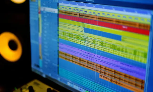 Écran d'ordinateur affichant une station de travail audio numérique (DAW) avec plusieurs pistes audio. Idéal pour explorer les options de **free daw windows**.