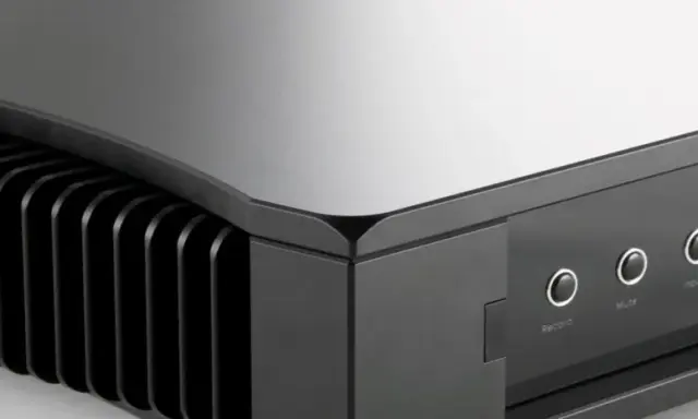 Gros plan sur le Rega Aethos, amplificateur hi-fi au design épuré avec ses ailettes de refroidissement et ses boutons de commande.
