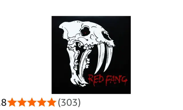 Crâne de tigre à dents de sabre blanc sur fond noir, avec un œil rouge et le texte "RED FANG" en rouge.