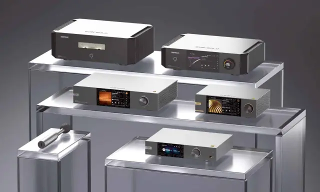 Plusieurs appareils audio haut de gamme, dont le meilleur préampli hifi du monde, sont présentés sur des étagères en verre.