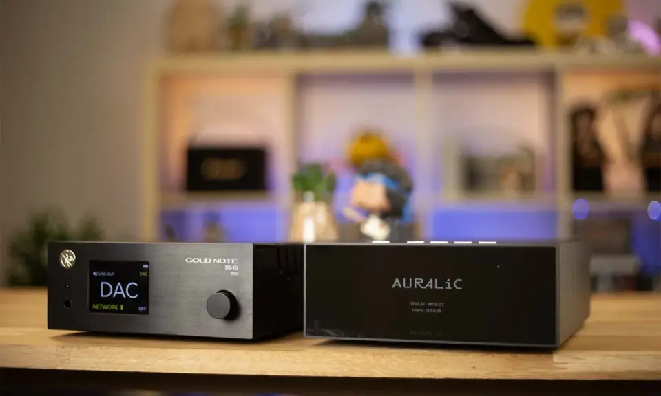 Deux appareils audio haut de gamme, un lecteur Blu-ray audiophile Gold Note DS-10 et un Auralic, sur un bureau.