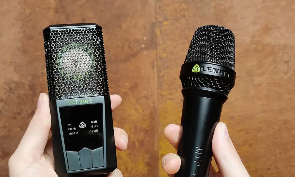 Deux microphones Lewitt, un micro condensateur LCT 540 S et un micro dynamique MTP 550 DI, tenus dans des mains.