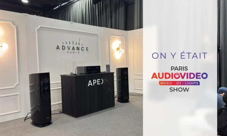 Stand audio haut de gamme avec enceintes noires et équipement Apex au salon AudioVideo Paris.