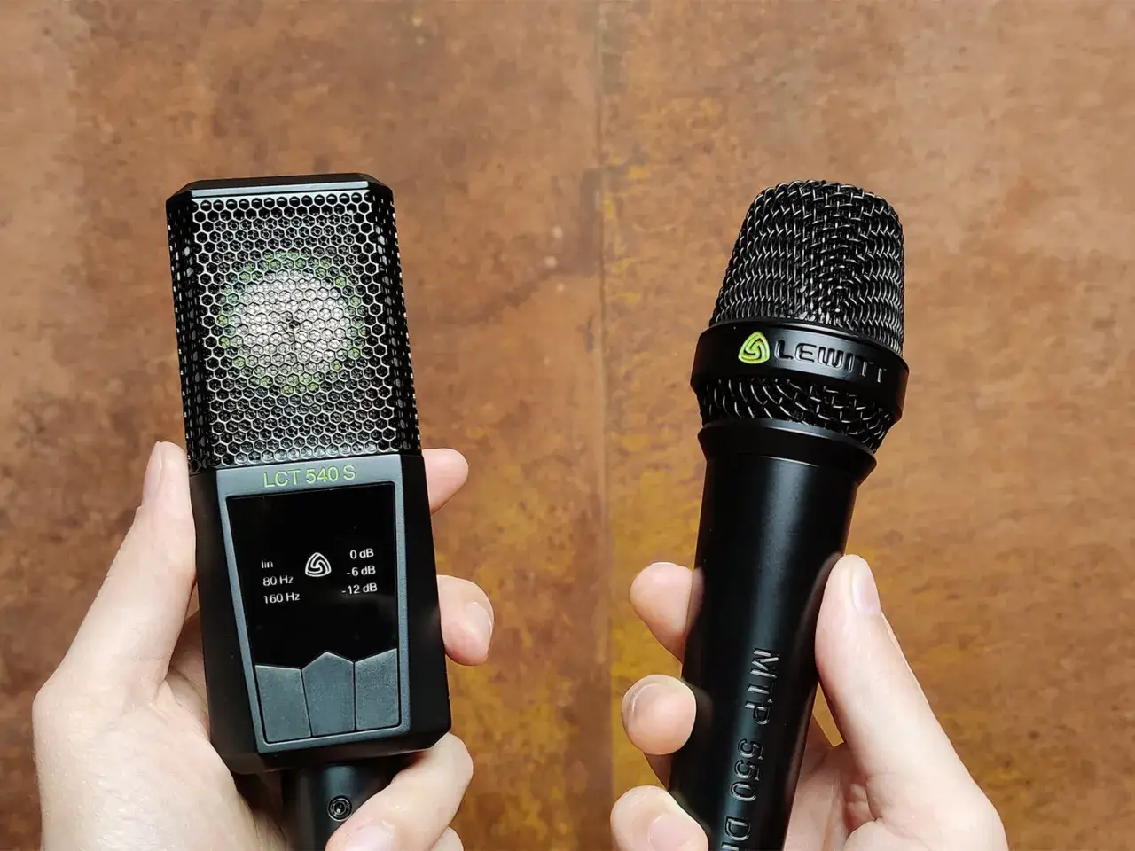 Deux microphones Lewitt, un micro condensateur LCT 540 S et un micro dynamique MTP 550 DI, tenus dans des mains.