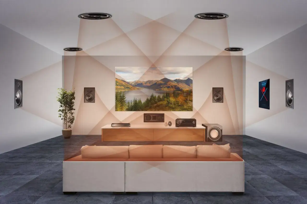 Salon moderne avec syst&egrave;me audio immersif. Des haut-parleurs muraux et au plafond cr&eacute;ent une exp&eacute;rience sonore enveloppante, typique du Dolby Atmos.