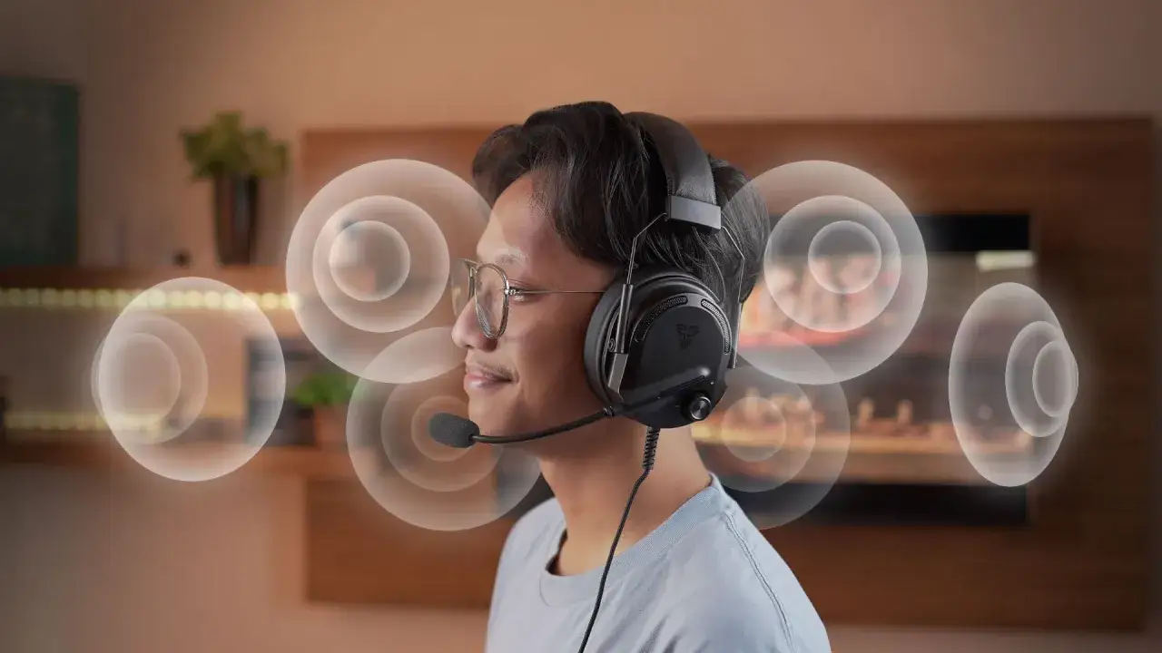 Un homme porte un casque avec microphone, profitant d'un son immersif. Des ondes sonores stylis&eacute;es l'entourent.