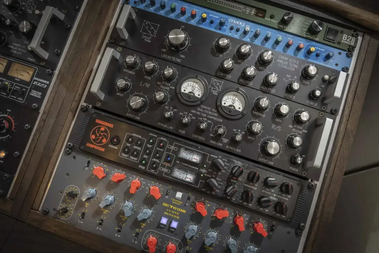 Rack d'équipements audio professionnels, prêts à masteriser un son. Compresseurs, égaliseurs et autres modules pour sculpter le son.