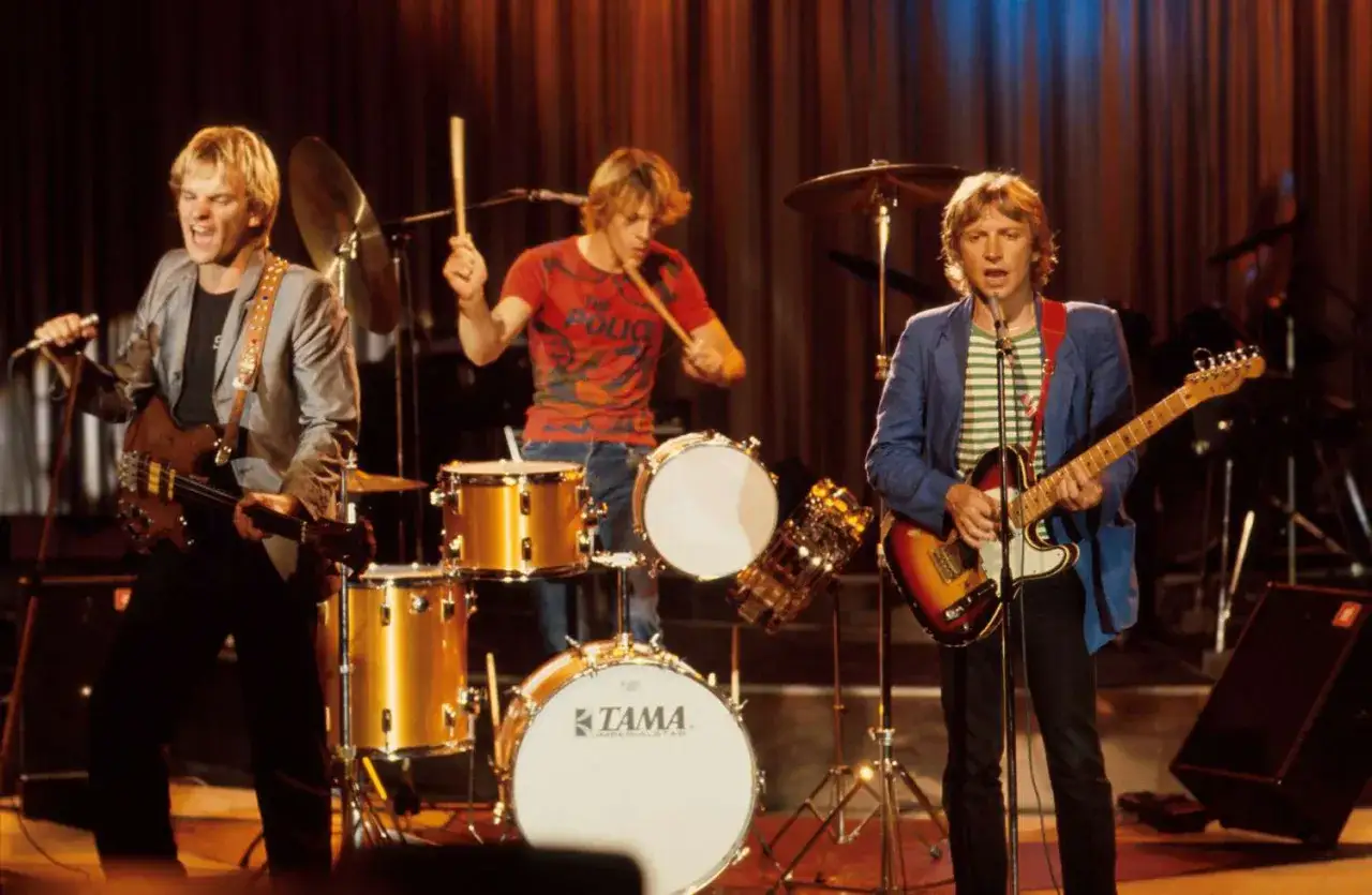Le groupe Police en pleine performance, un trio iconique des ann&eacute;es 80. Sting &agrave; la basse, Stewart Copeland &agrave; la batterie et Andy Summers &agrave; la guitare.