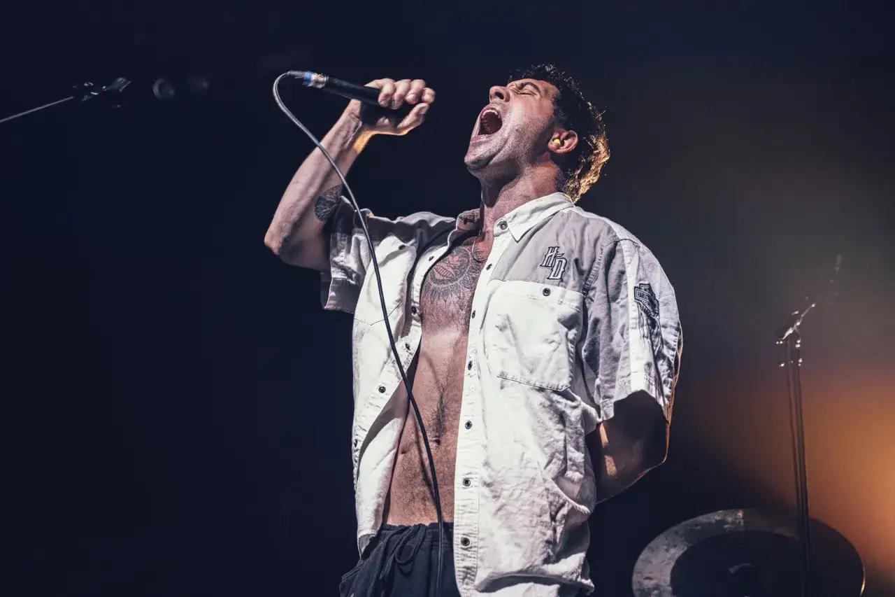 Un chanteur hurle dans un micro, torse nu sous une chemise ouverte. La sortie album de la semaine est sur le point de faire vibrer les foules.