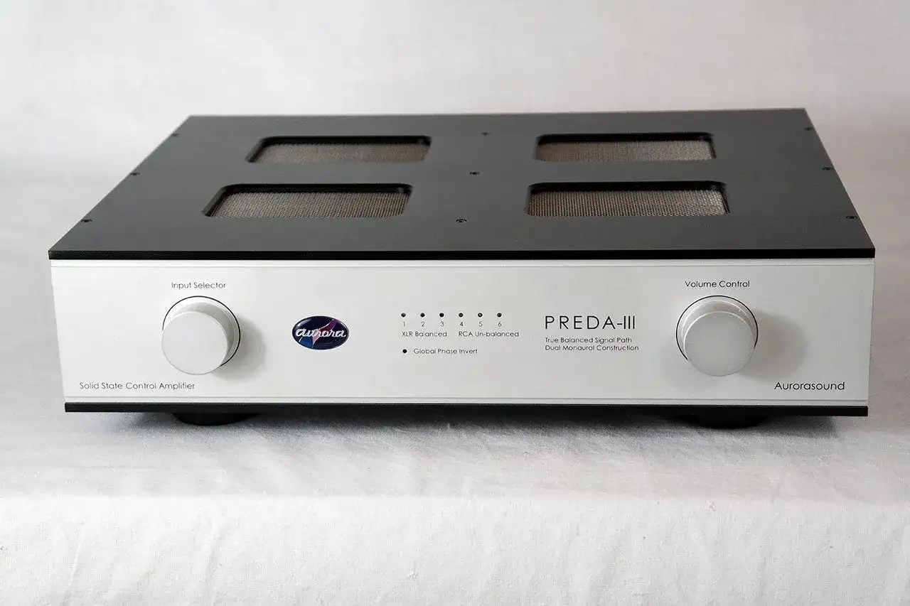 Le PREDA-III d'Aurorasound, le meilleur préampli hifi du monde, avec ses sélecteurs d'entrée et de volume.