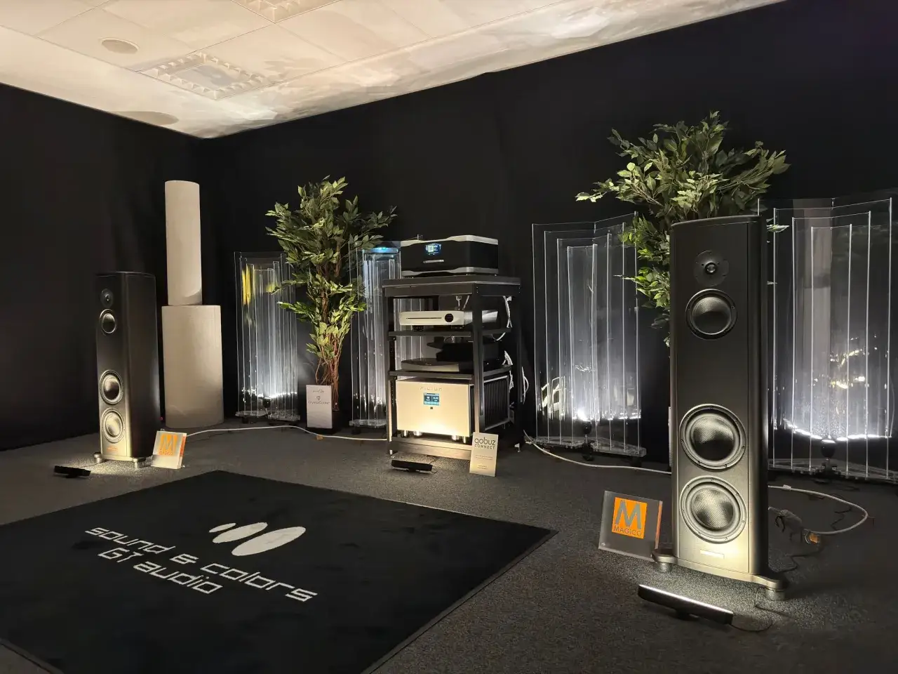 Salon audio video Paris : enceintes haut de gamme, amplificateurs et platines sur un tapis