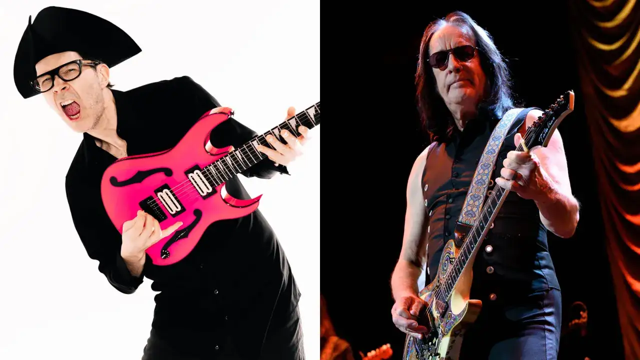 Kee Marcello, guitariste rock, joue une guitare rose vif, tandis qu'un autre guitariste, Terry Bozzio, est sur sc&egrave;ne.