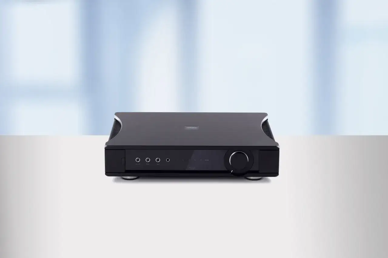Le Rega Aethos, un amplificateur noir élégant, trône sur une surface blanche, prêt à diffuser un son de haute fidélité.