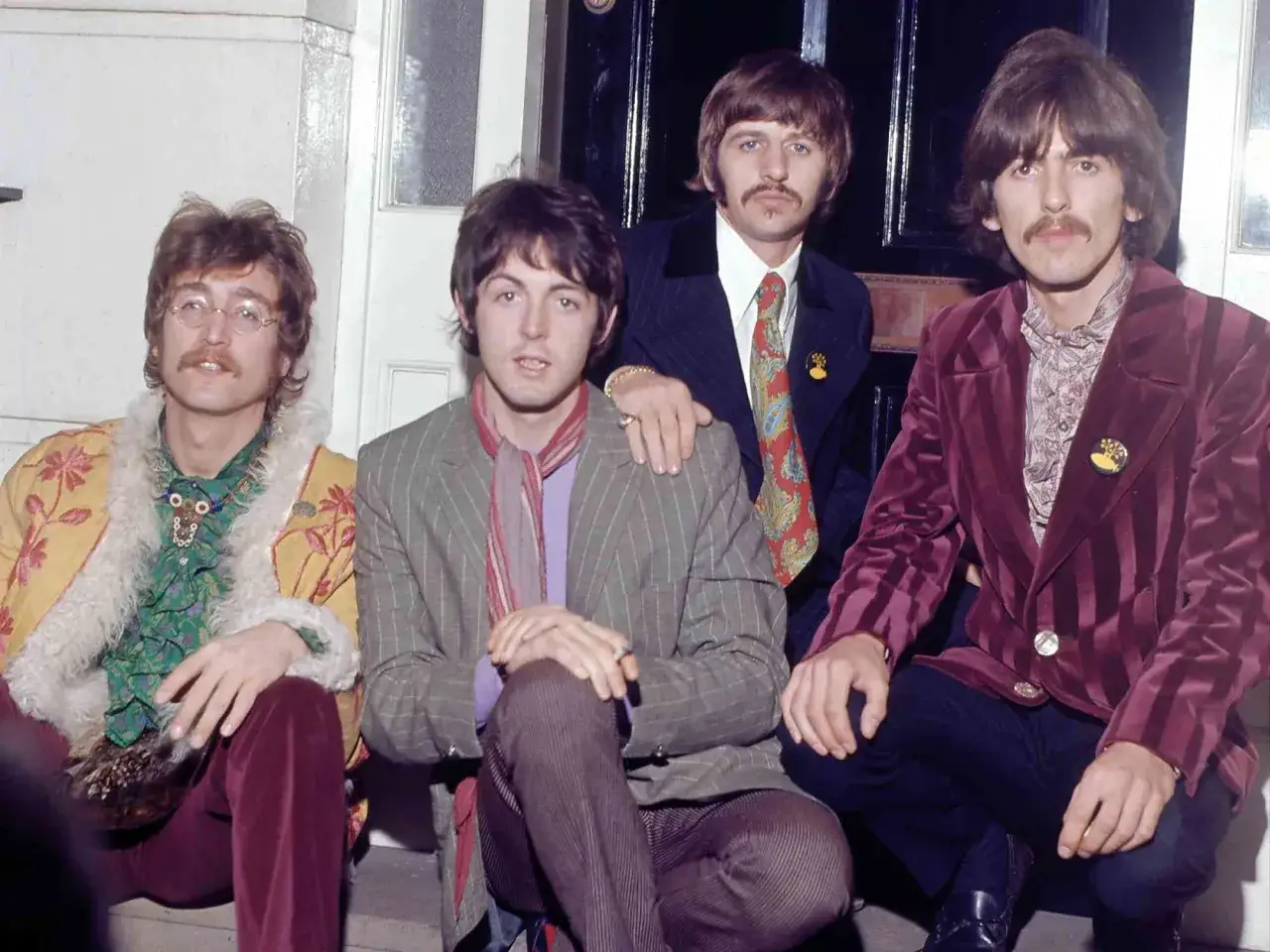 La composition des Beatles : John Lennon, Paul McCartney, Ringo Starr et George Harrison posent ensemble, chacun avec son style distinctif.