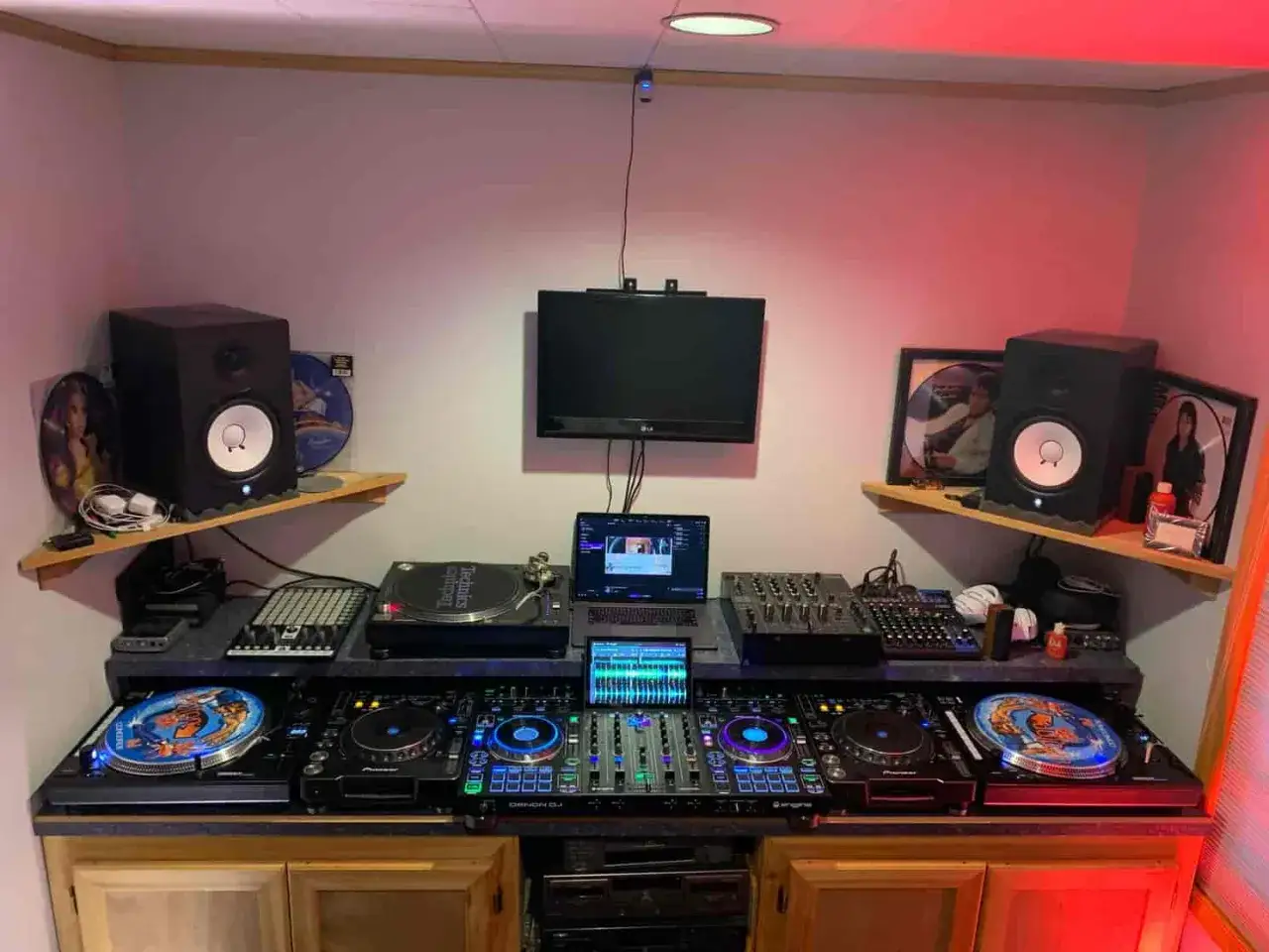 Studio DJ avec platines, table de mixage et enceintes. Idéal pour apprendre comment devenir DJ débutant et mixer ses premiers sons.