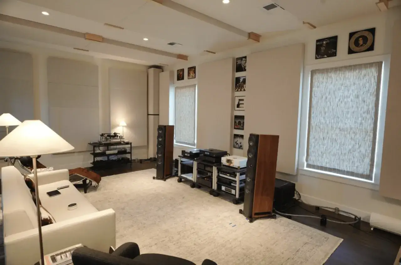 Salon avec enceintes hi-fi, amplis et platine vinyle. Idéal pour savoir comment choisir une enceinte.
