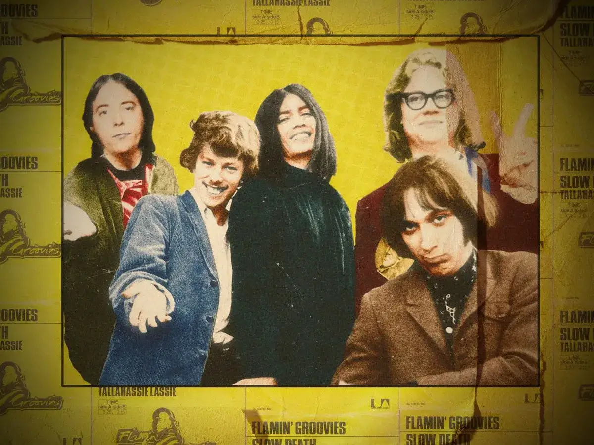 Les Flamin' Groovies, cinq musiciens rock'n'roll, posent pour une photo vintage sur fond jaune.