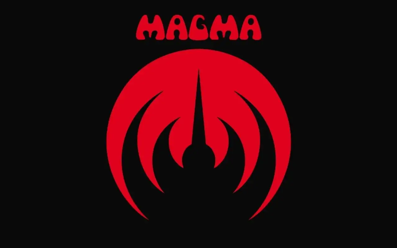 Le logo rouge du groupe Magma sur fond noir, évoquant une éruption volcanique stylisée.
