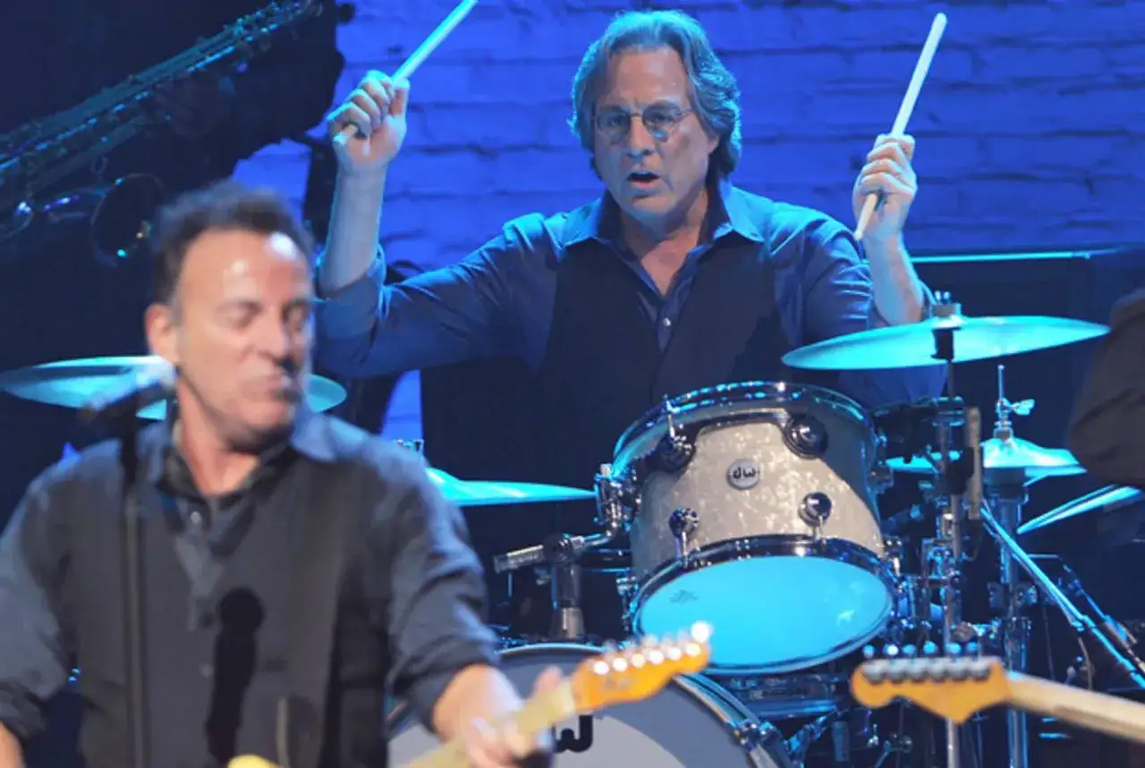 Max Weinberg, le batteur de Bruce Springsteen, frappe la caisse claire avec énergie.