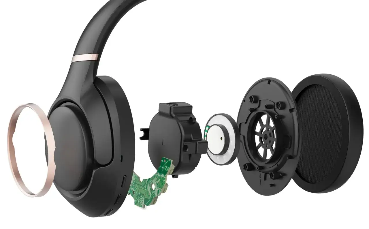 D&eacute;tail des composants d'un casque, r&eacute;v&eacute;lant la technologie derri&egrave;re l'audio spatial.