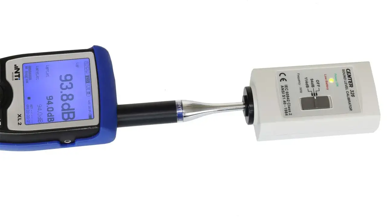 Un sonomètre NTI Audio XL2 est calibré avec un appareil CENTER 326.