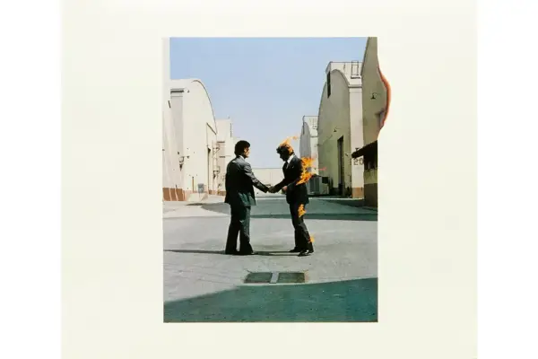 Pochette de l'album Pink Floyd "Wish You Were Here" : deux hommes se serrent la main, l'un d'eux est en feu.