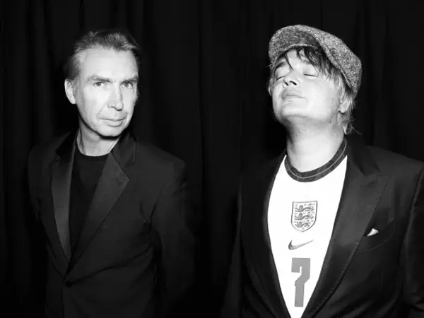 Peter Doherty, l'incarnation de la vie imaginaire entre poésie et crime, pose avec un autre homme.