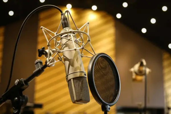 Microphone de studio prêt pour le mixage voix. Un filtre anti-pop est positionné pour une prise de son parfaite.