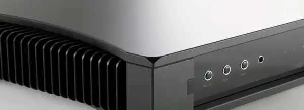 Gros plan sur le Rega Aethos, amplificateur hi-fi au design épuré avec ses ailettes de refroidissement et ses boutons de commande.