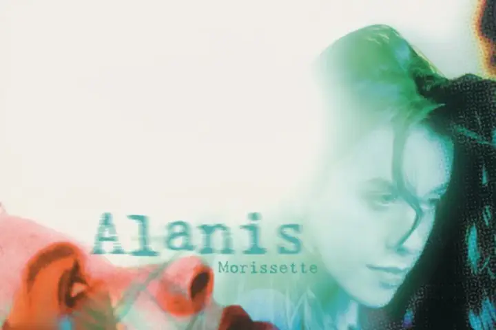 Alanis Morissette, visage en gros plan, évoquant le sentiment d'une "jagged little pill" à travers une esthétique visuelle audacieuse.
