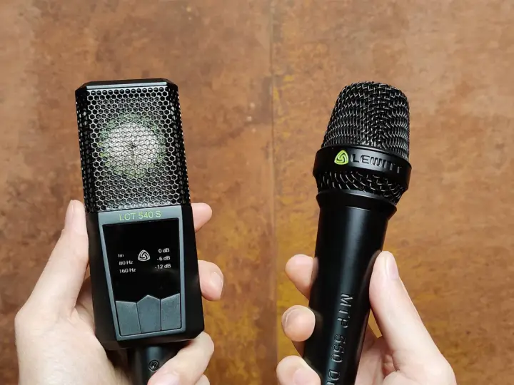 Deux microphones Lewitt, un micro condensateur LCT 540 S et un micro dynamique MTP 550 DI, tenus dans des mains.